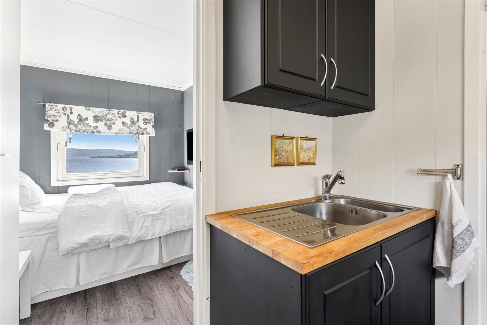 Eier har i sin tid malt hytta i fin gråfarge, bytta noe gulv, nytt sikringsskap og lagt fiber. Galleribilde