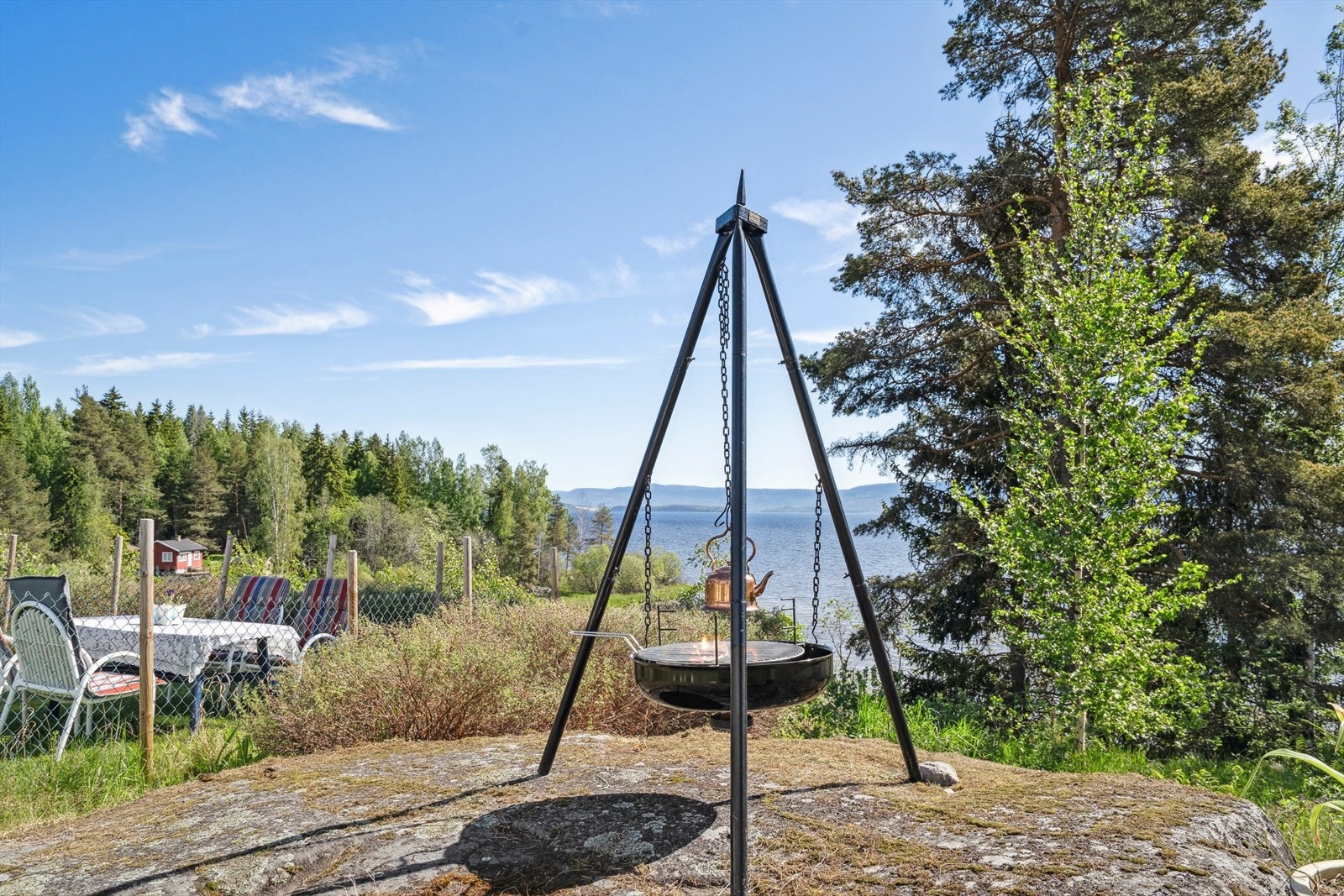 Herfra er det også nærhet til flotte tur- og rekreasjonsmuligheter i Holleia ved Flannumsmarka, opp til Øst-åsen med alt hva Finnemarka kan tilby. Her finner man blant annet både fiskevann på sommerstid og nypreparerte skiløper på vinterstid. Galleribilde