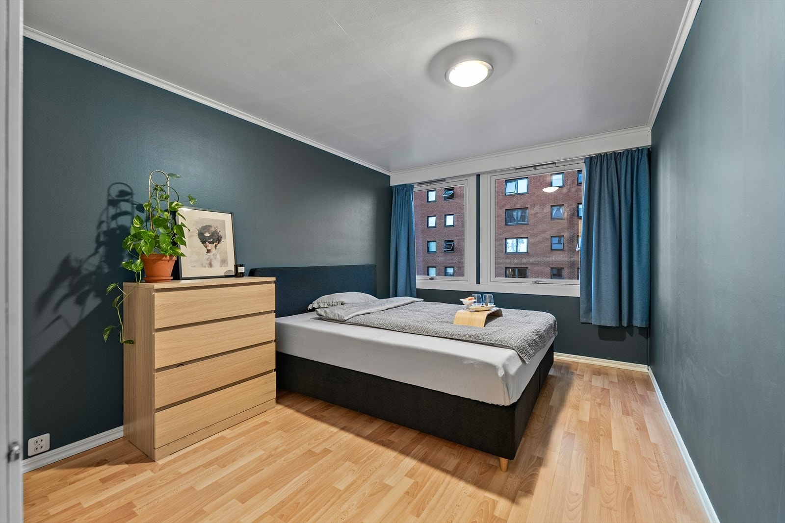 Soverom av god størrelse med garderobeløsning. Galleribilde