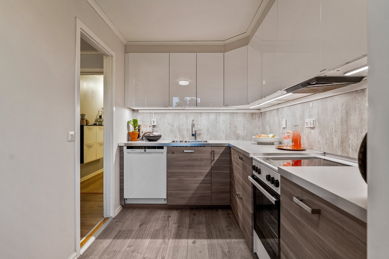 Frittstående hvitevarer på kjøkkenet. Galleribilde