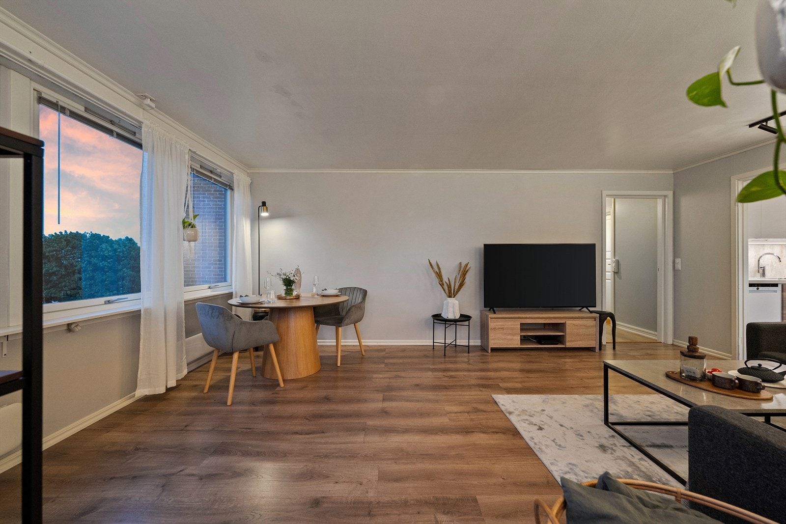 Store vindusflater slipper inn rikelig med naturlig lys. Galleribilde