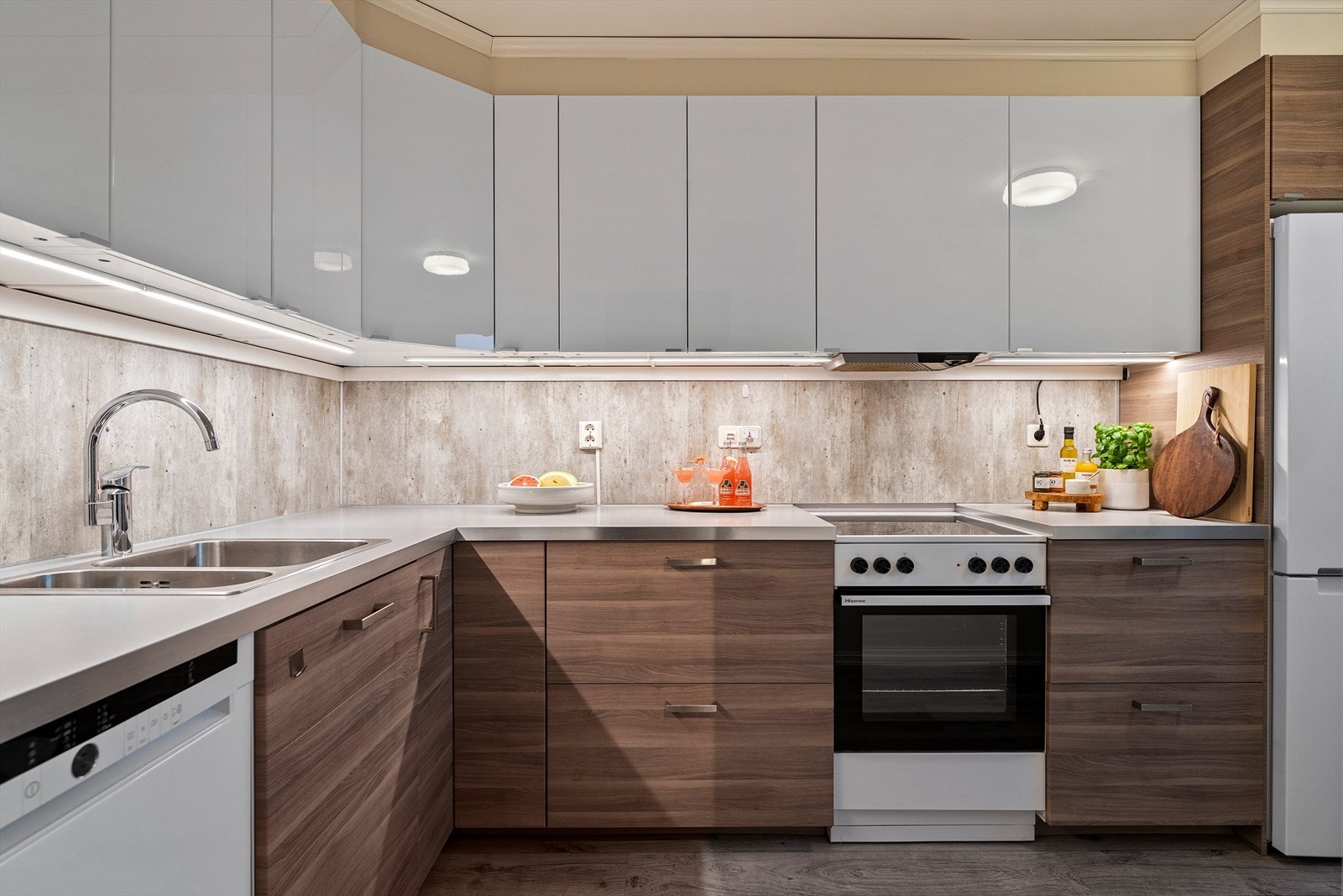 Kjøkkeninnredning med glatte fronter og benkeplate av laminat. Galleribilde