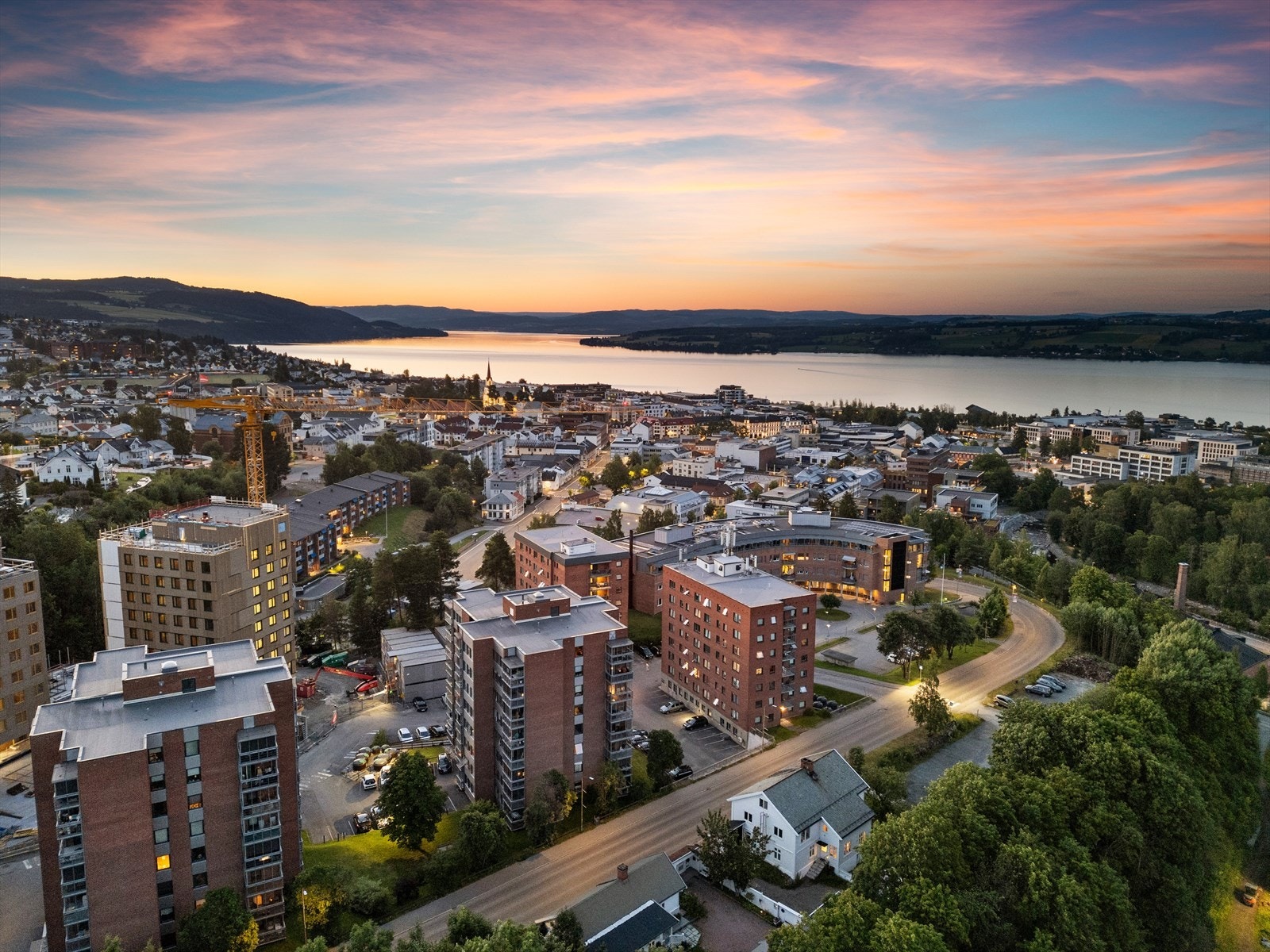 Leiligheten ligger fint plassert i et etablert boligområde nær NTNU, Fagskolen og Fjellhallen i Gjøvik. Fra eiendommen er det gangavstand til Gjøvik Sentrum med alt av fasiliteter. Galleribilde