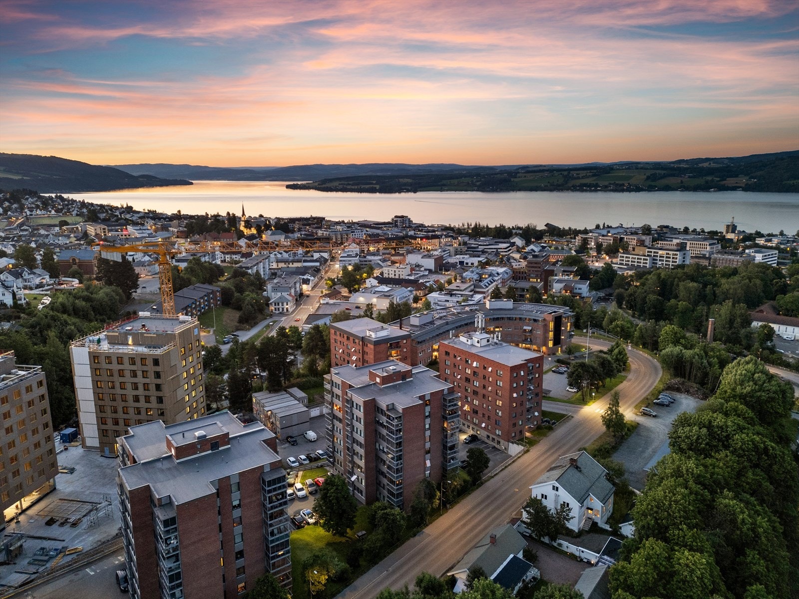 Det er umiddelbar nærhet til kollektivtilbud, aktiviteter og butikker - Velkommen til visning! Galleribilde