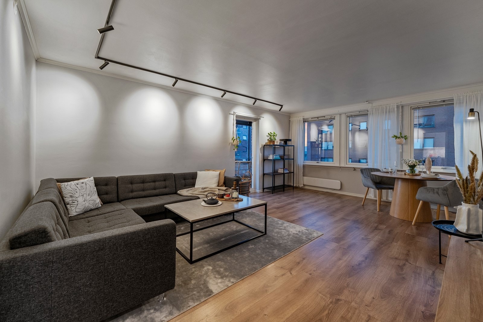 Romslig stue med god plass til sofa, spisegruppe og tilhørende møblement. Galleribilde