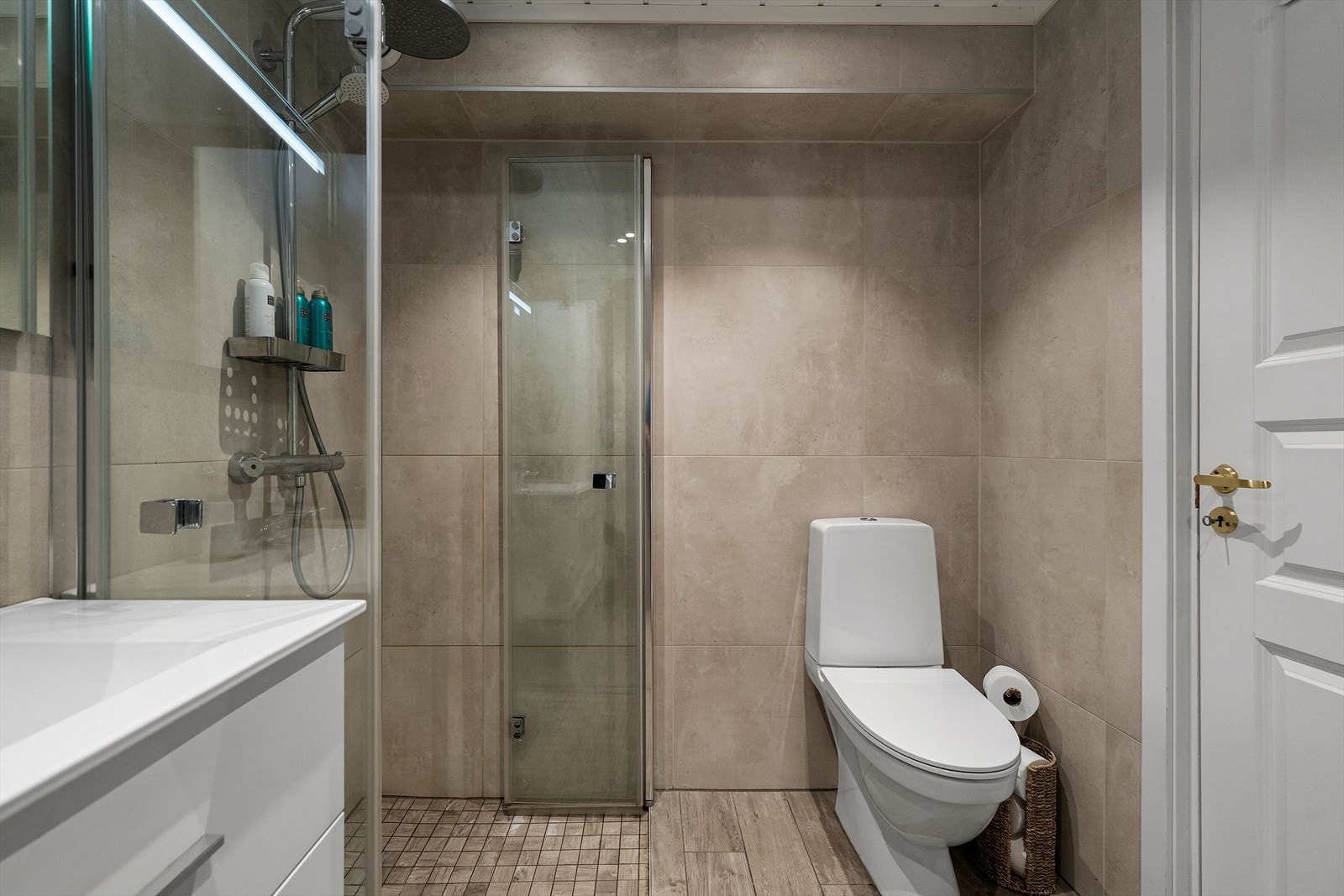 Bad med flislagte vegger og gulv med gulvvarme. Galleribilde