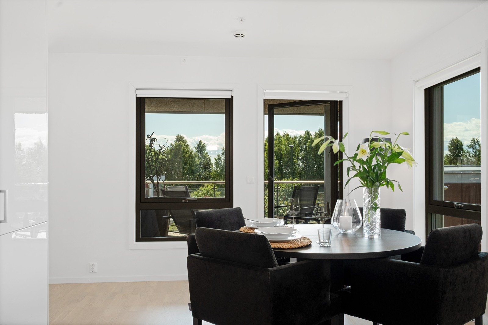 Leiligheten har moderne utførelser og materialvalg som parkett på gulv, slettmalte vegger og god takhøyde. Galleribilde