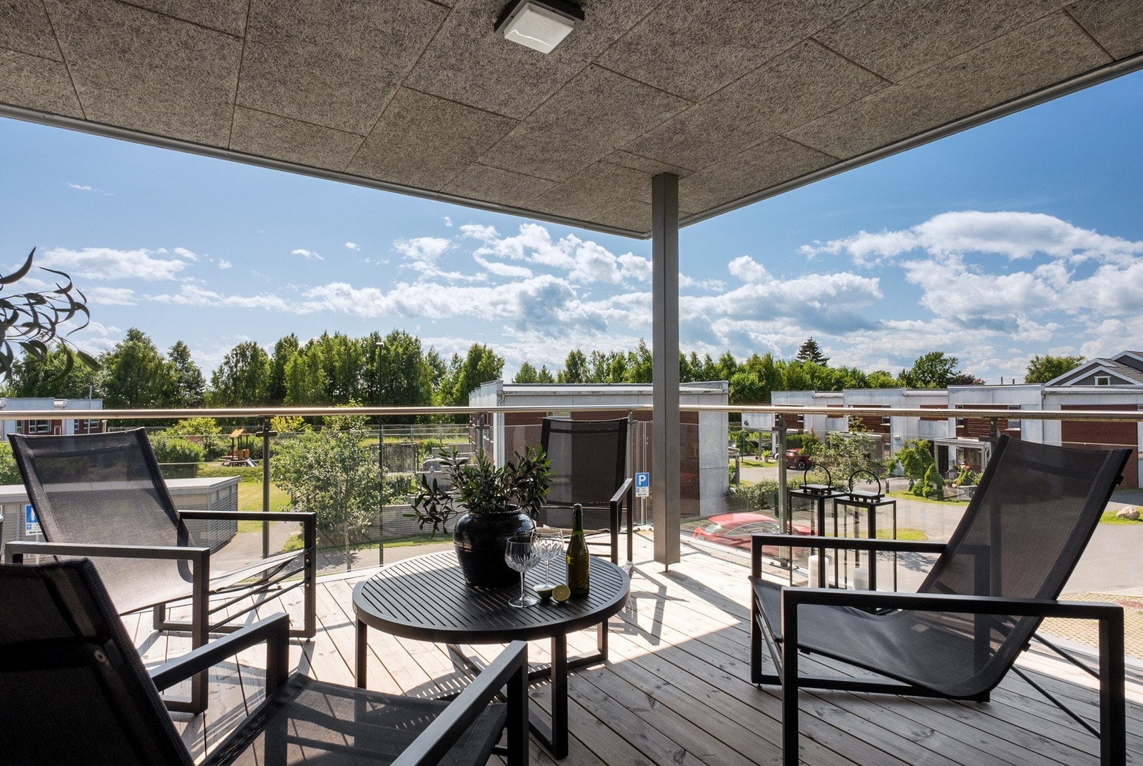 Fra spisestuen har du tilgang til en overbygd vestvendt veranda på 17 kvm, med gode solforhold. Galleribilde