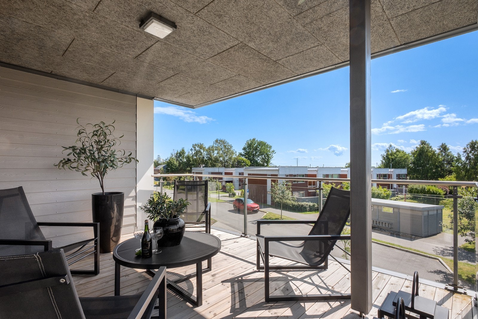 Verandaen blir en fin forlengelse av innerommet på sommerhalvåret. Med plass til ønsket utemøblement for både måltider og avslapning. Galleribilde