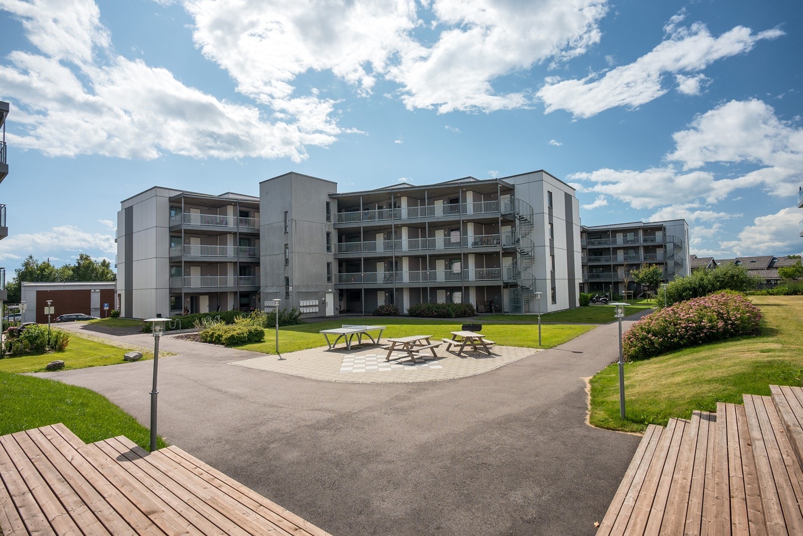 Eiendommen ligger i et nyere og sentralt boligområde på Halmstad. Fra leiligheten er det gangavstand til barnehager, barneskole, tog, buss, flere dagligvarebutikker og daglige servicetilbud. Galleribilde