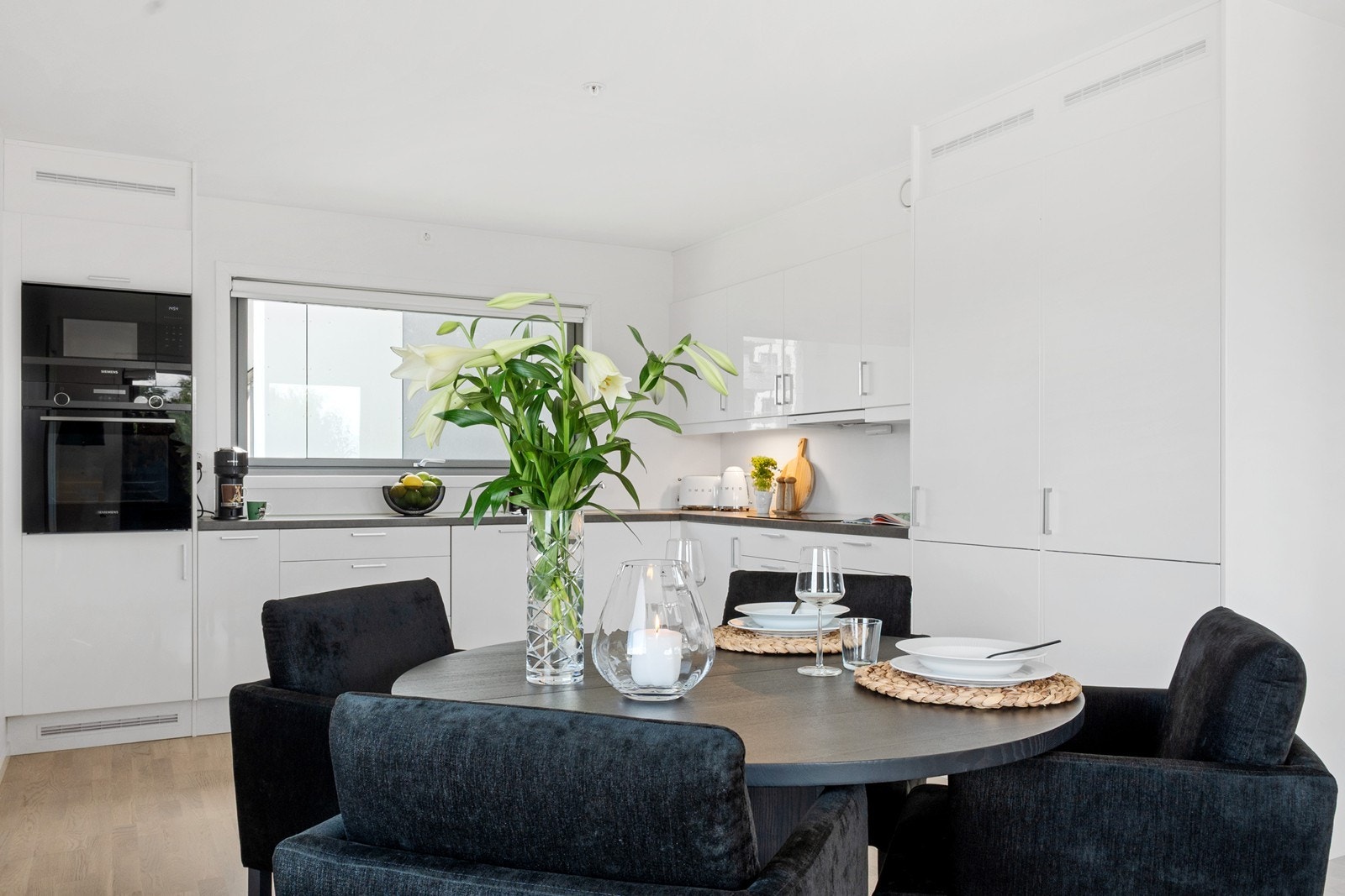 Det mye skapplass i overskap og godt med benkeplass. Integrerte hvitevarer består av stekeovn, platetopp, mikro, oppvaskmaskin og kjøl/frys. Galleribilde