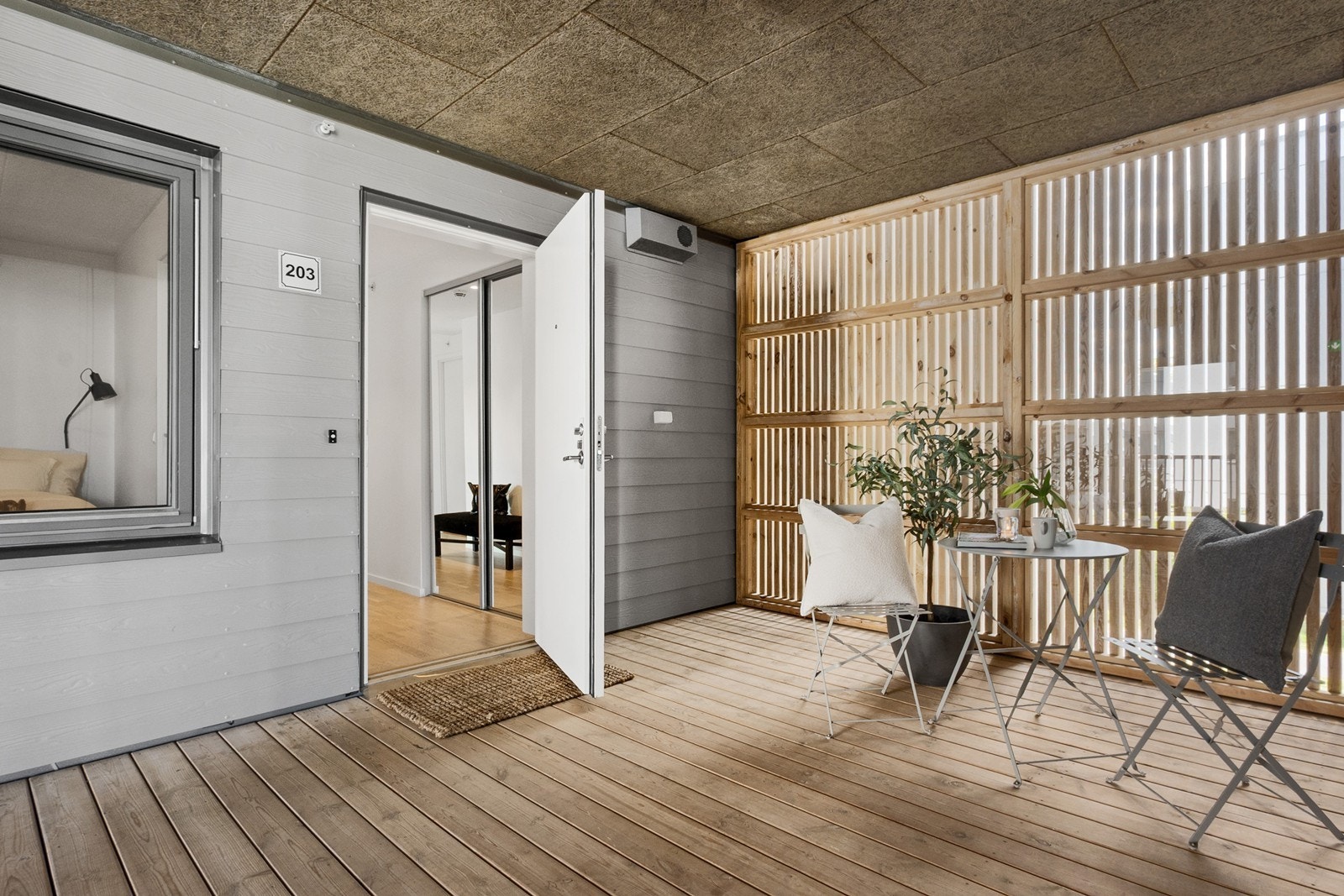 Heis eller trapper tar deg enkelt opp til byggets 2. etasje. Her blir du møtt av et innbydende inngangsparti med plass til et hyggelig kafesett. Galleribilde