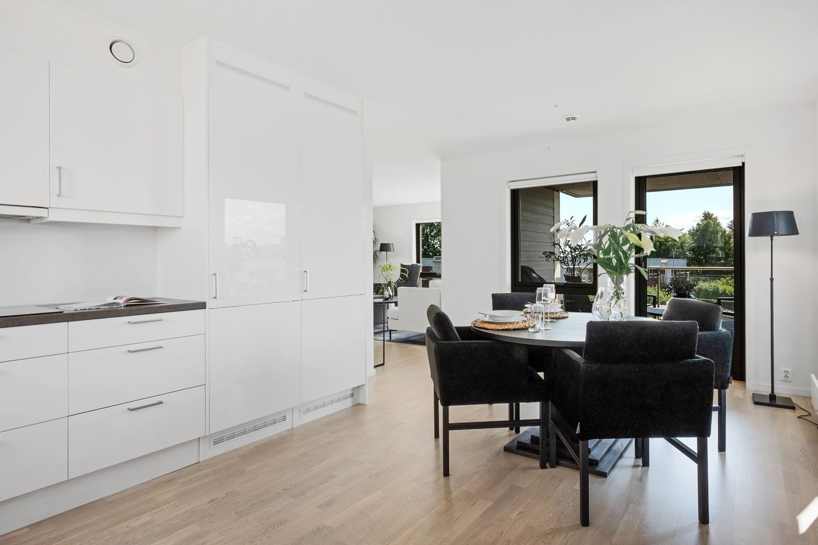 Kjøkkenet ligger i tilknytning til spisestuen. Innredningen er lys med hvite, slette fronter og benkeplate i laminat med nedfelt oppvaskkum. Galleribilde