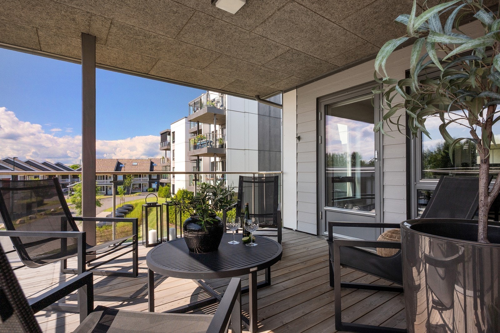 Uteplassen har terrassebord på gulv og moderne rekkverk i klart glass. Her kan du enkelt ta med måltidene ut! Galleribilde