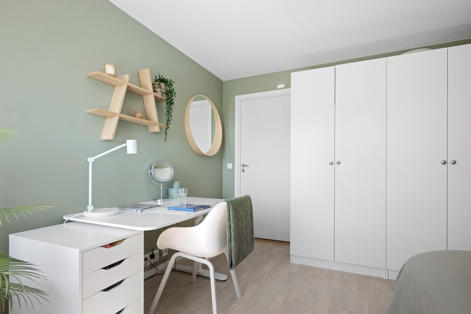 To av rommene er innredet med garderobeskap og har god plass til dobbeltseng og nattbord. Galleribilde