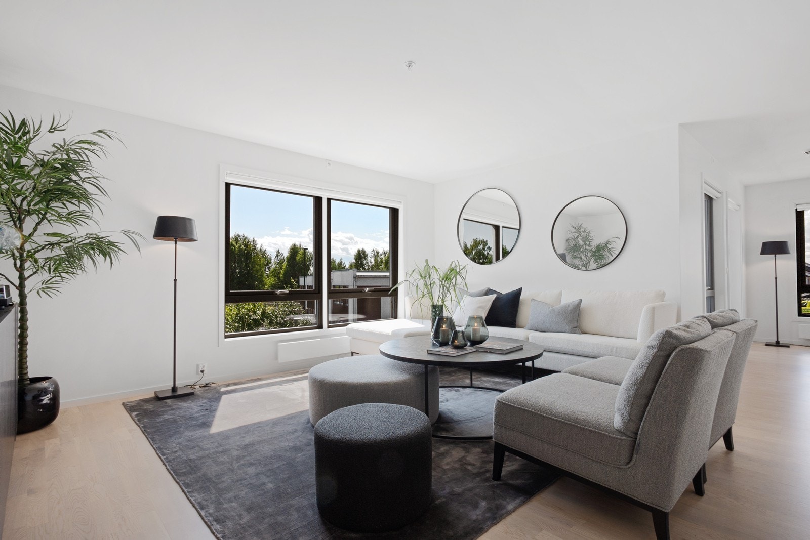 Vindusflater mot vest slipper godt inn med dagslys og innvendig solskjerming er montert. Galleribilde