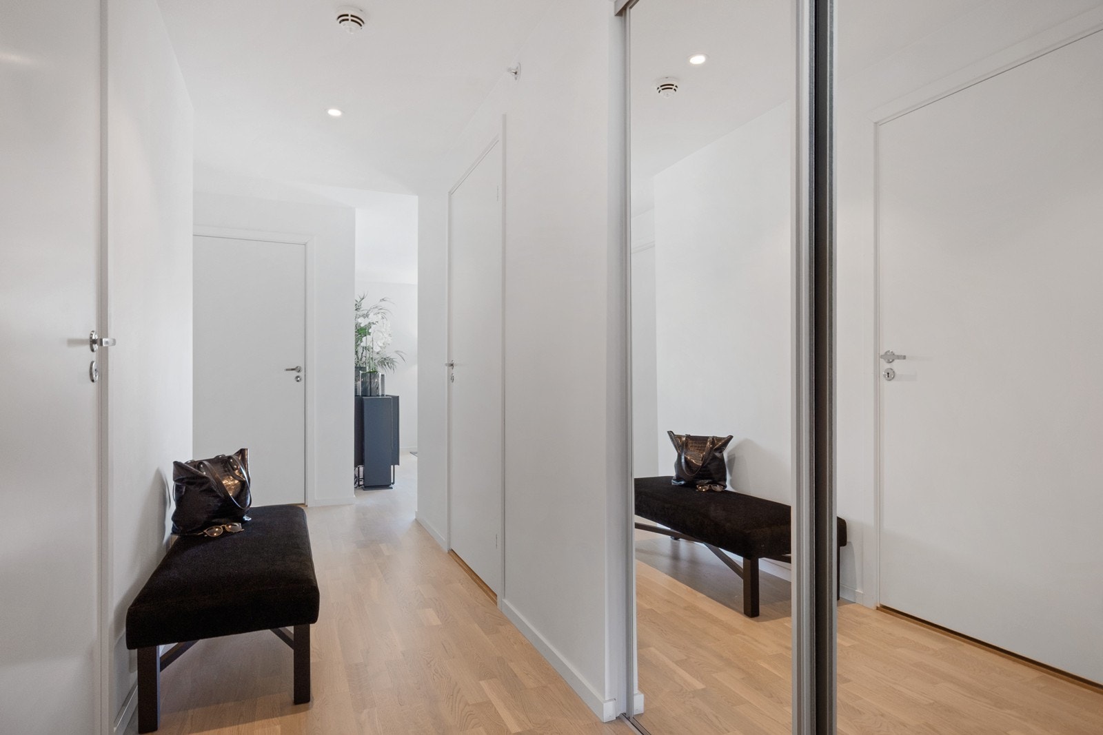 Gangen er lys med downlights i himling, skyvedørsgarderobe med speilfronter og plass til sittebenk eller ønsket oppbevaringsmøbel. Galleribilde