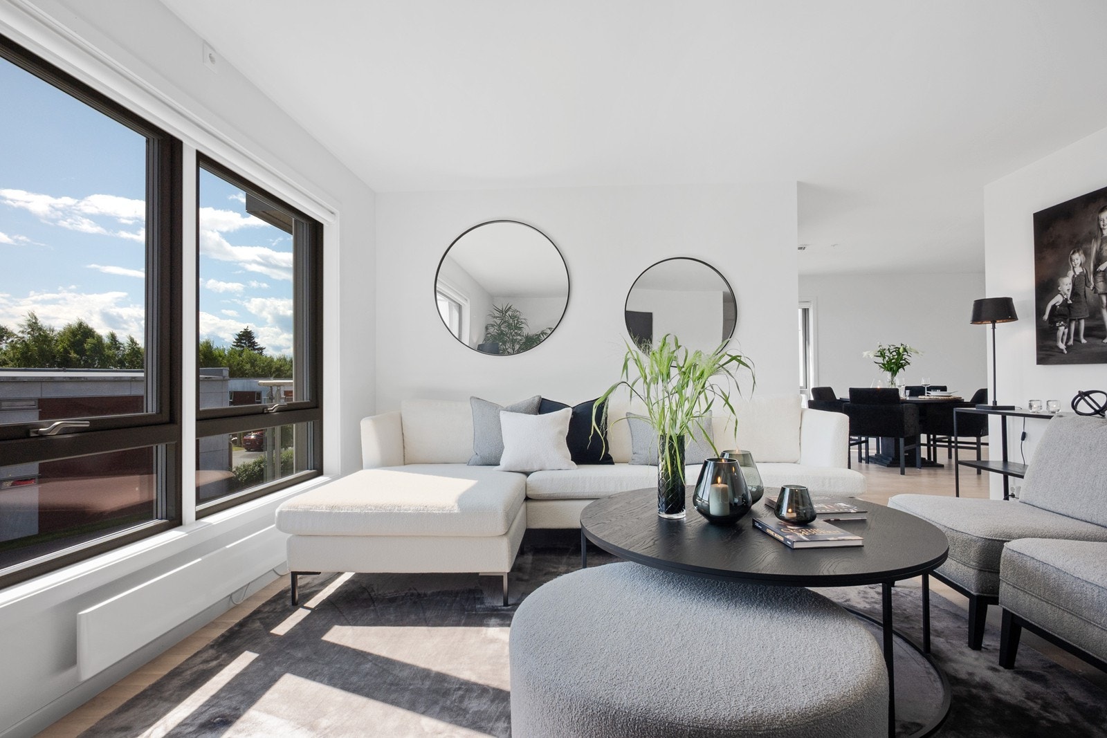 Stuen ligger delvis adskilt fra kjøkkenet. Galleribilde