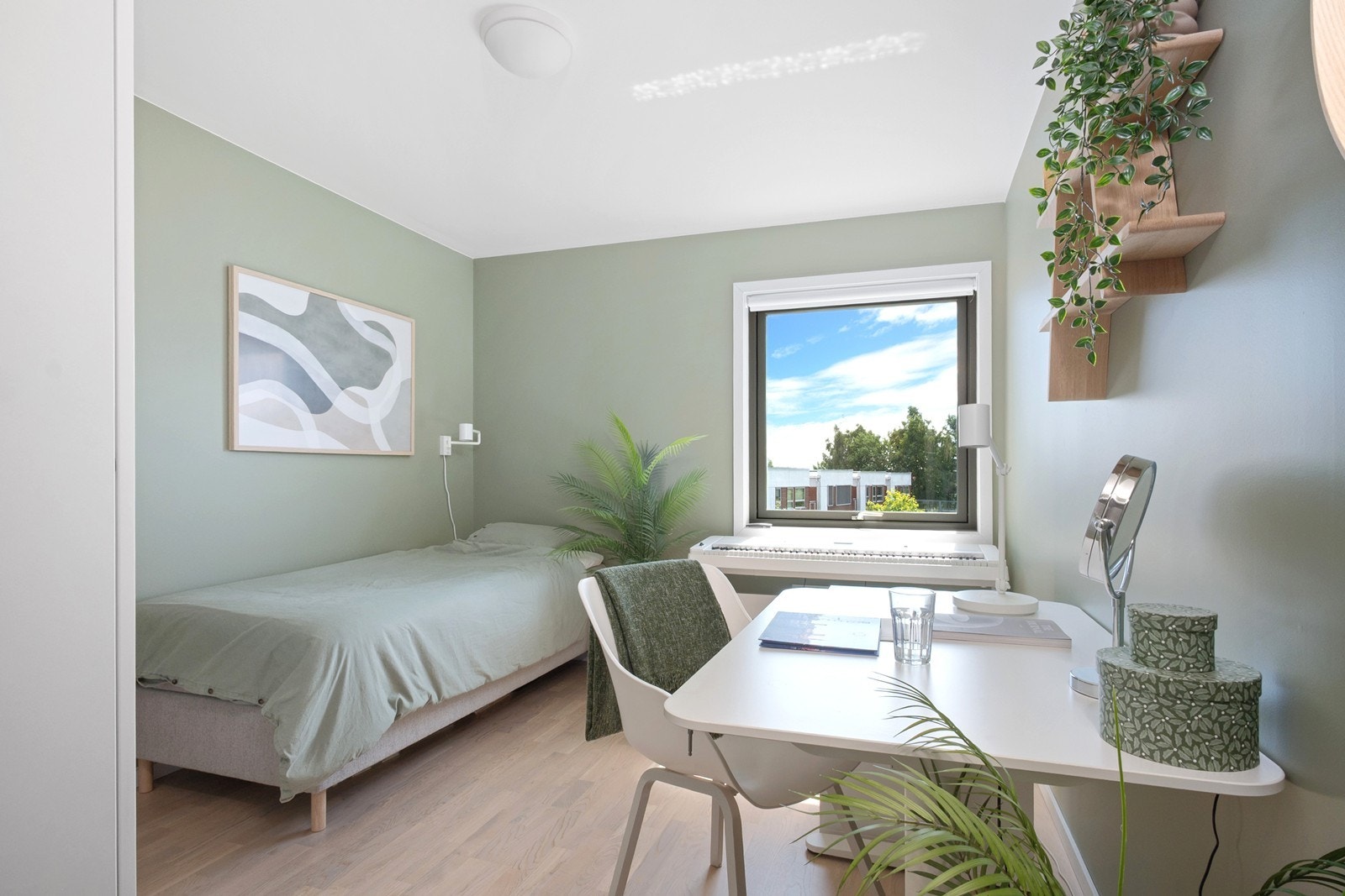 Leiligheten har 3 lyse og innbydene soverom. Rommene har eikeparkett på gulv og lyse overflater. Galleribilde