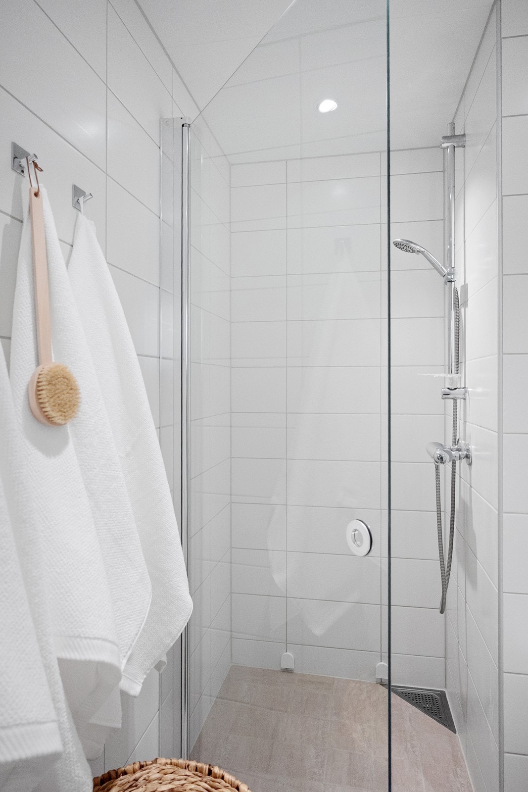 Dusjhjørnet er romslig og er adskilt med svingbar glassvegg. Galleribilde