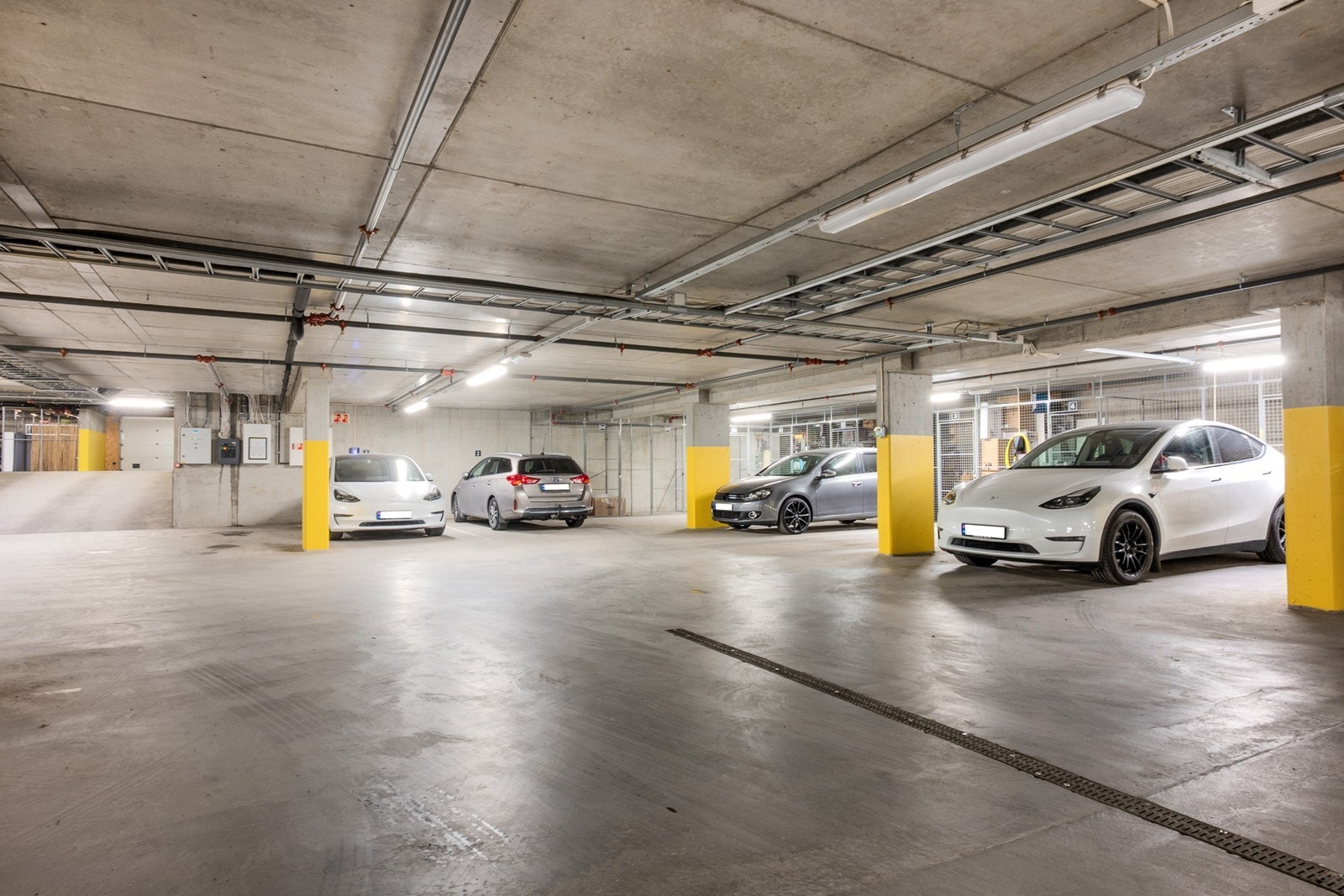 Boligen disponerer parkeringsplass i felles garasjeanlegg. Det er montert el-lader. Galleribilde