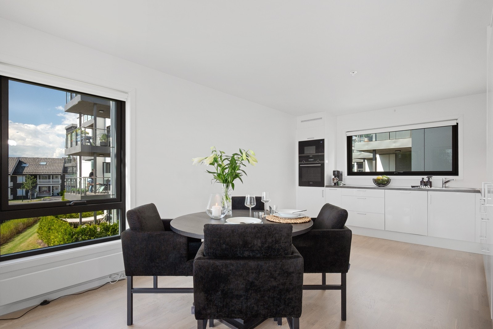 Her kan du flytte rett inn i moderne standard og funksjonell planløsning. Store vindusflater mot nord og øst skaper en lys atmosfære. Galleribilde