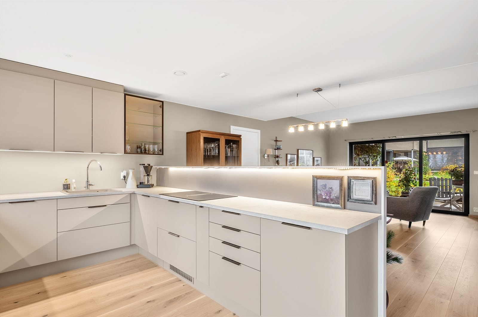 Innredningen fra HTH har beige, glatte fronter som glir sømløst inn i allrommet. Galleribilde