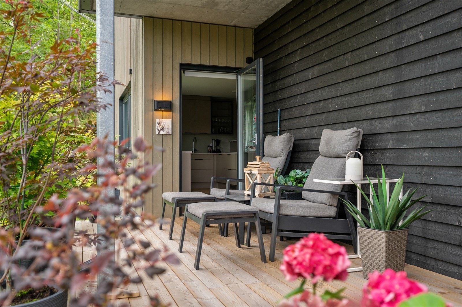 En av tre terrasser - denne har morgensol og utgang fra kjøkkenet Galleribilde