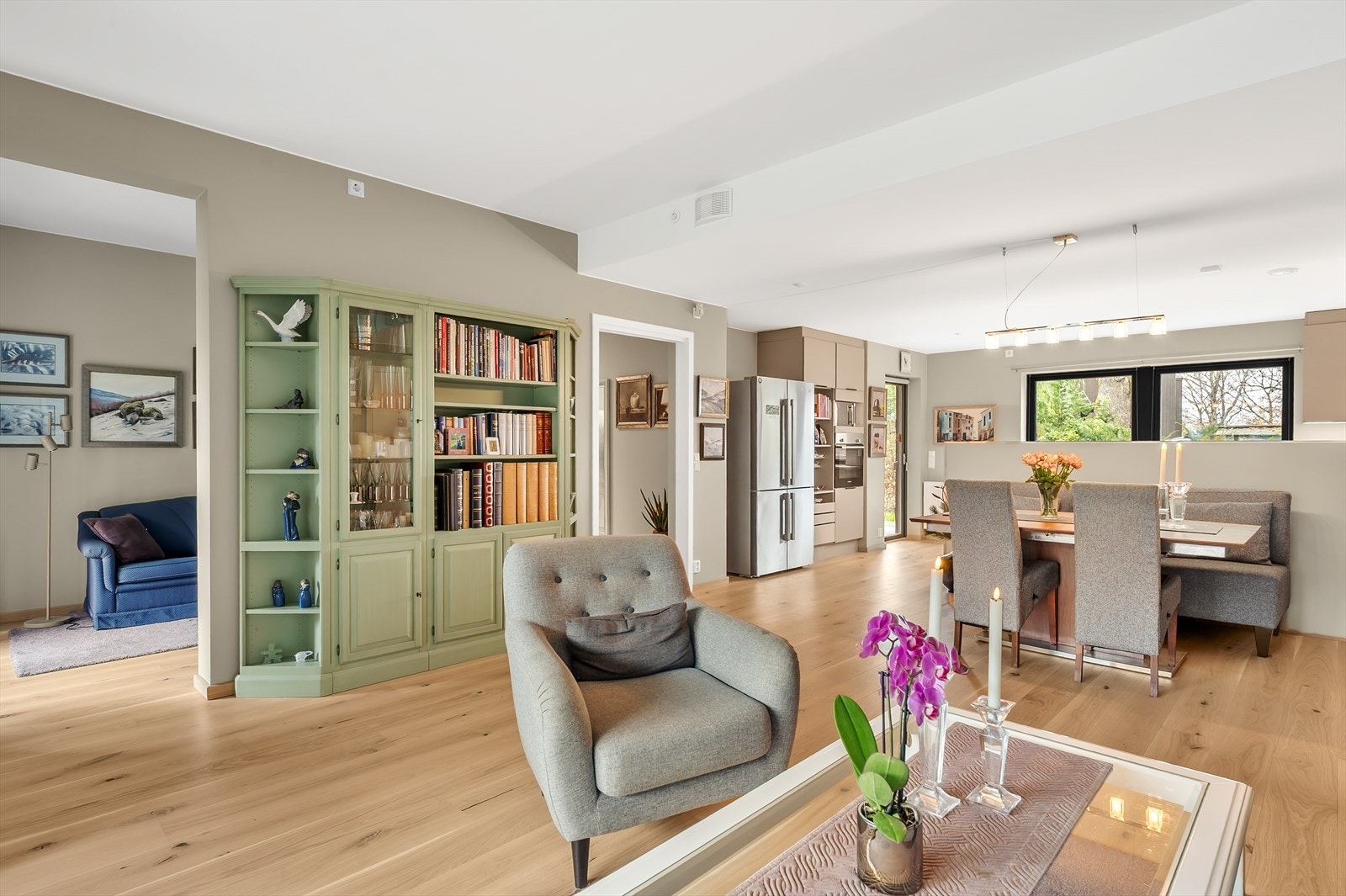 Stuen ligger i åpen løsning med kjøkkenet, og sammen danner de et stort, innbydende og gjennomgående allrom med luftig atmosfære, ekstra takhøyde og naturskjønt utsyn. Galleribilde