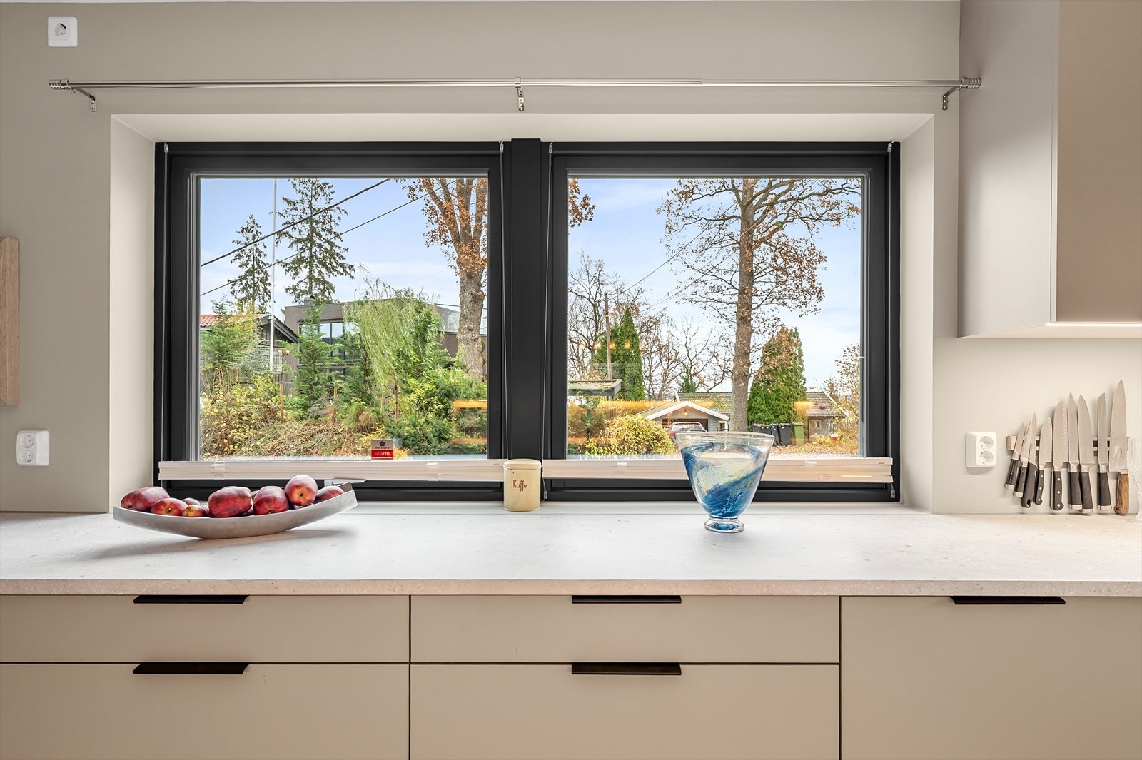 Benkeplaten er i laminat og står i god stil til kjøkken. Galleribilde