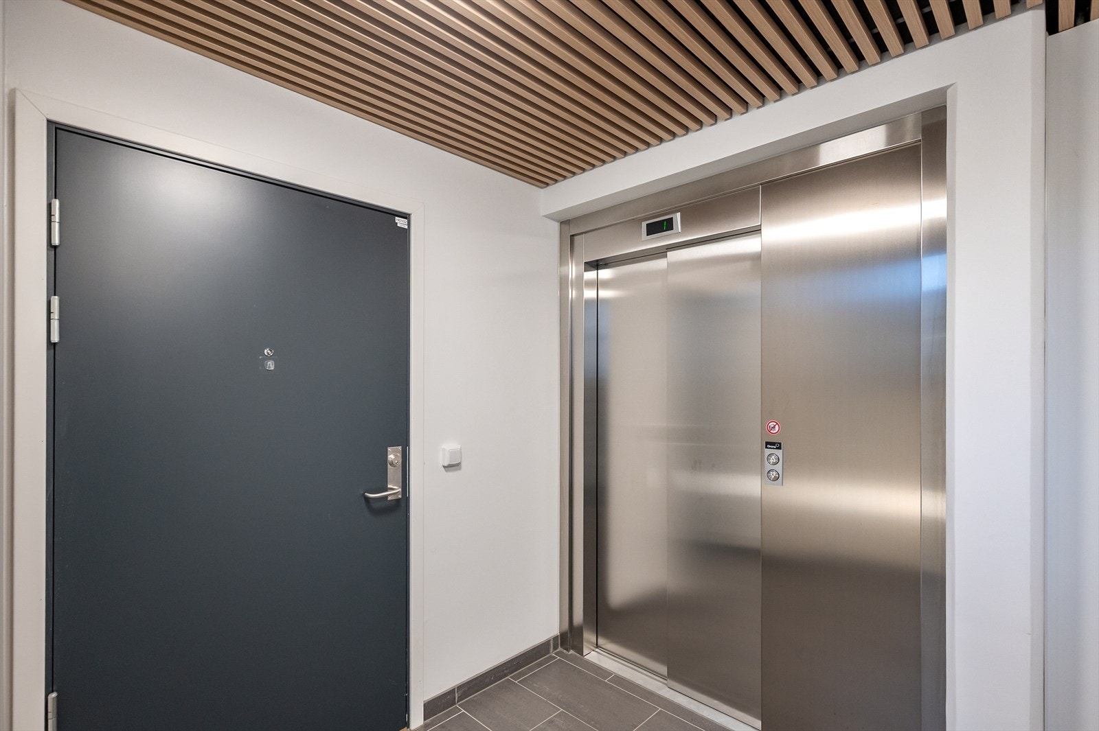 Heisen går ned i garasjen. Galleribilde