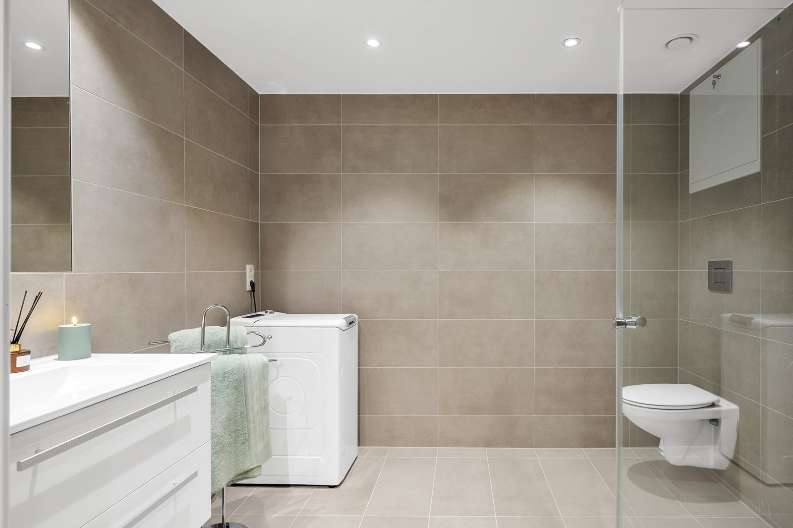 Badet har elektrisk gulvvarme, og det er montert downlights i himlingen Galleribilde