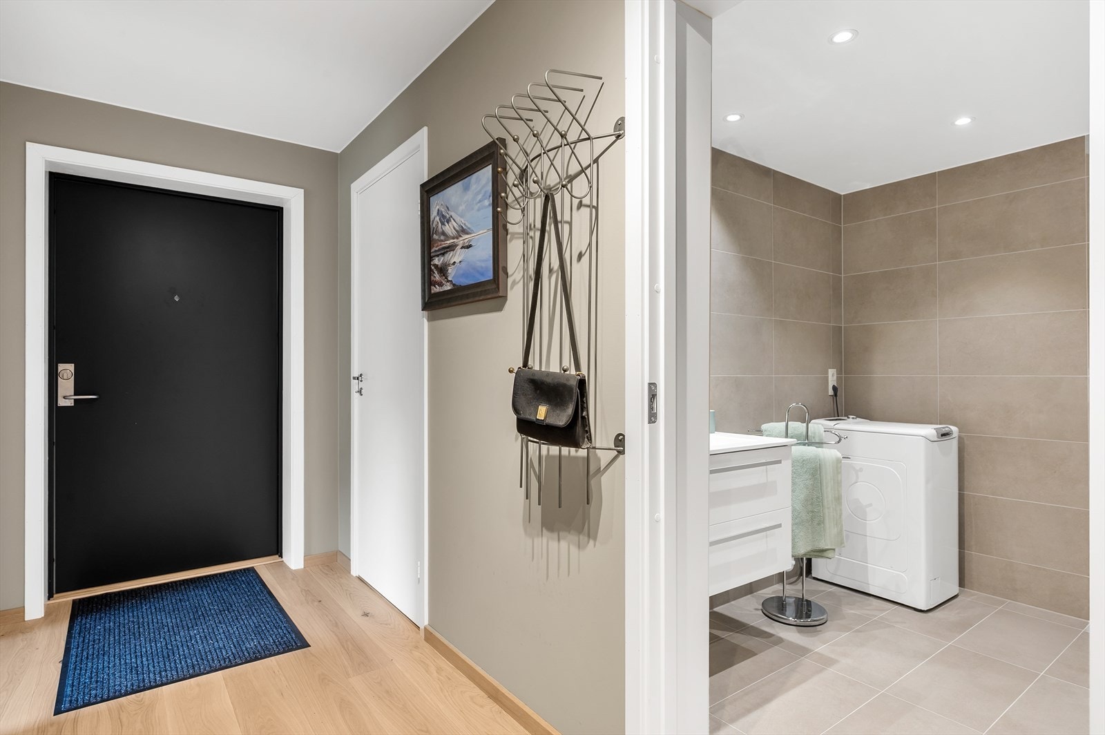 Fra entréen er det tilgang til et bad. Galleribilde