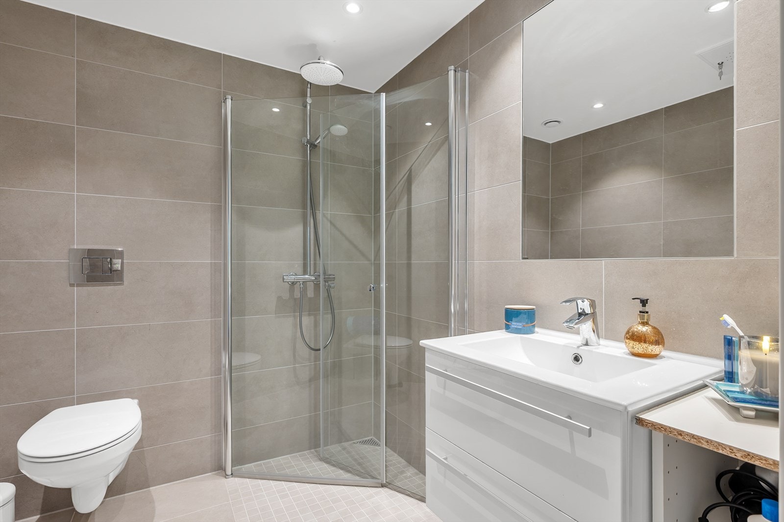 På badet i forbindelse med hovedsoverommet er det dusj, toalett og servant. Galleribilde