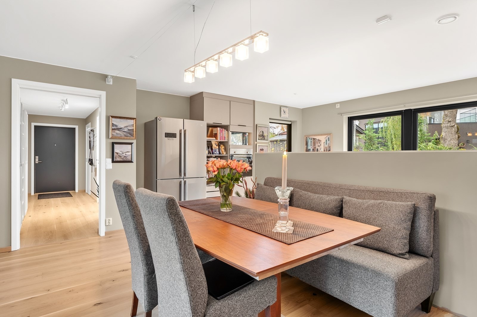 Arkitekttegnet løsning som skiller stuen fra kjøkkenet. Galleribilde