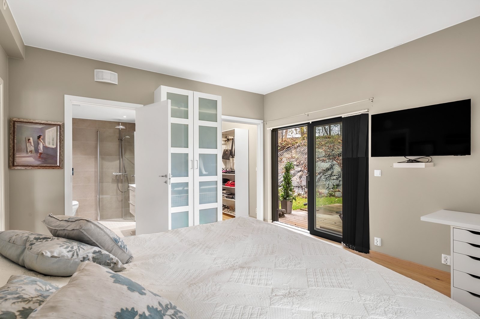 Her er det eget bad, walk-in-closet, samt en egen terrasse. Galleribilde