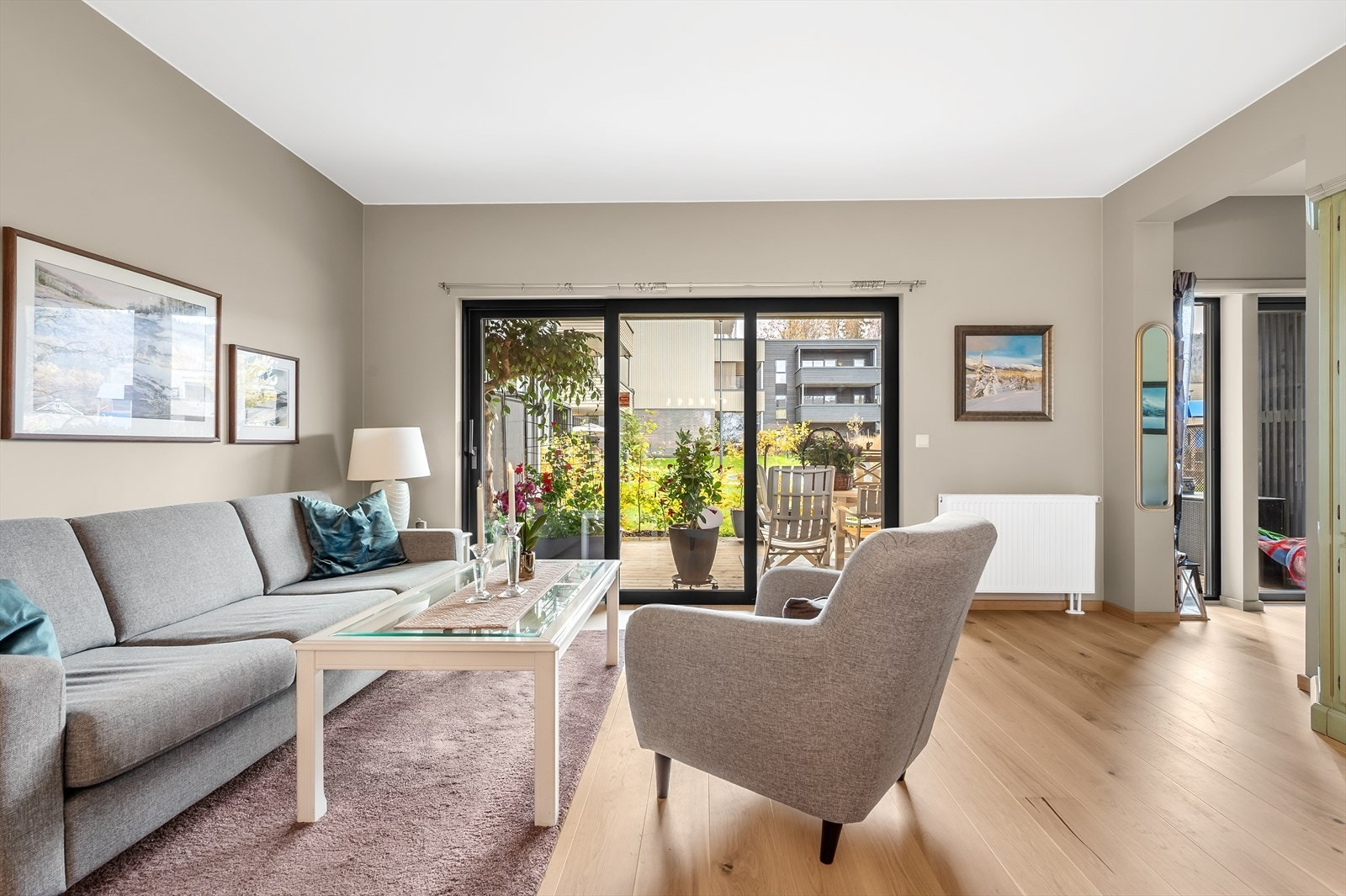 Fra stuen er det adkomst til en stor terrasse på 21,5 kvm. Galleribilde