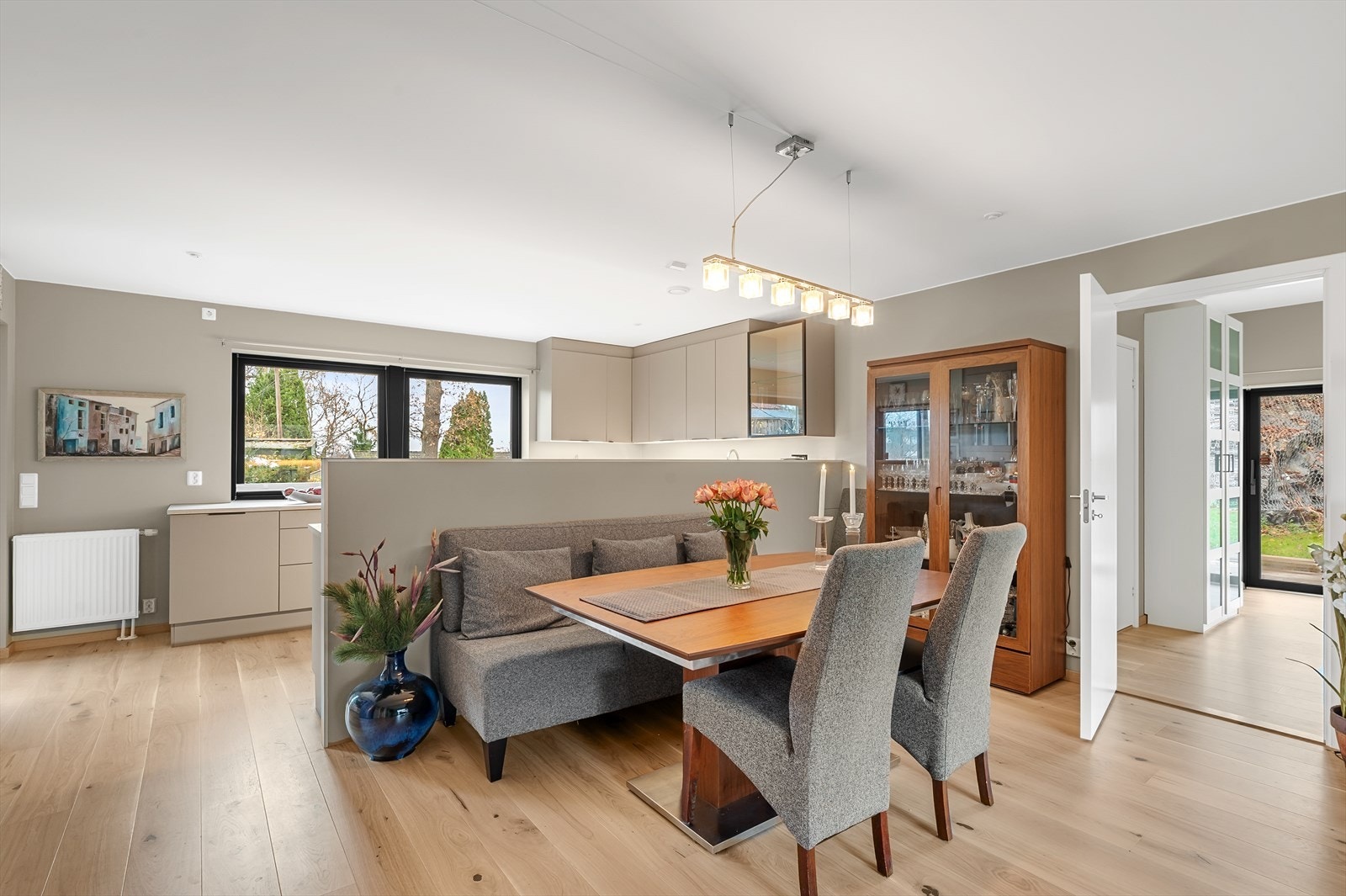 Det er egen sone for spisestue, med enkel adkomst fra kjøkkenet. Galleribilde