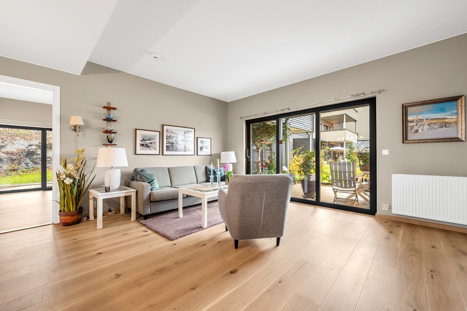 Lys og romslig stue med store vindusflater som slipper inn rikelig med dagslys. Galleribilde