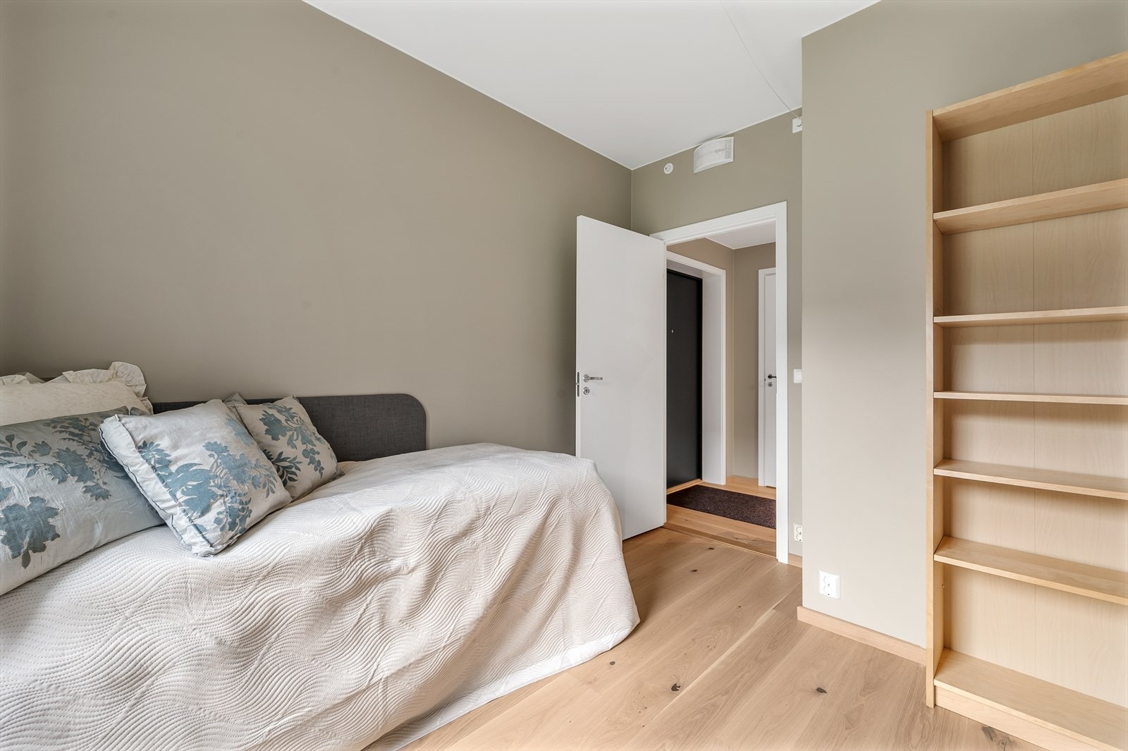 Her er det plass til seng, garderobeskap og et skrivebord. Galleribilde