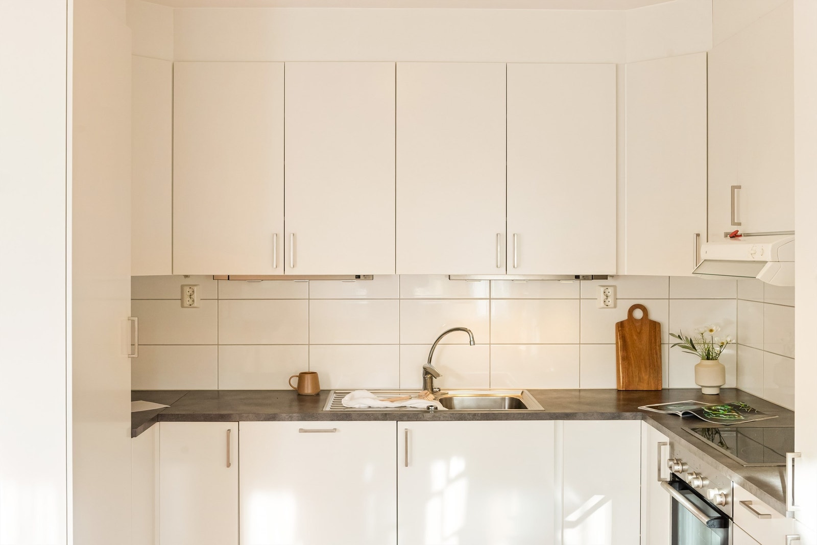 Flislagt vegg mellom overskap og benkeplate Galleribilde