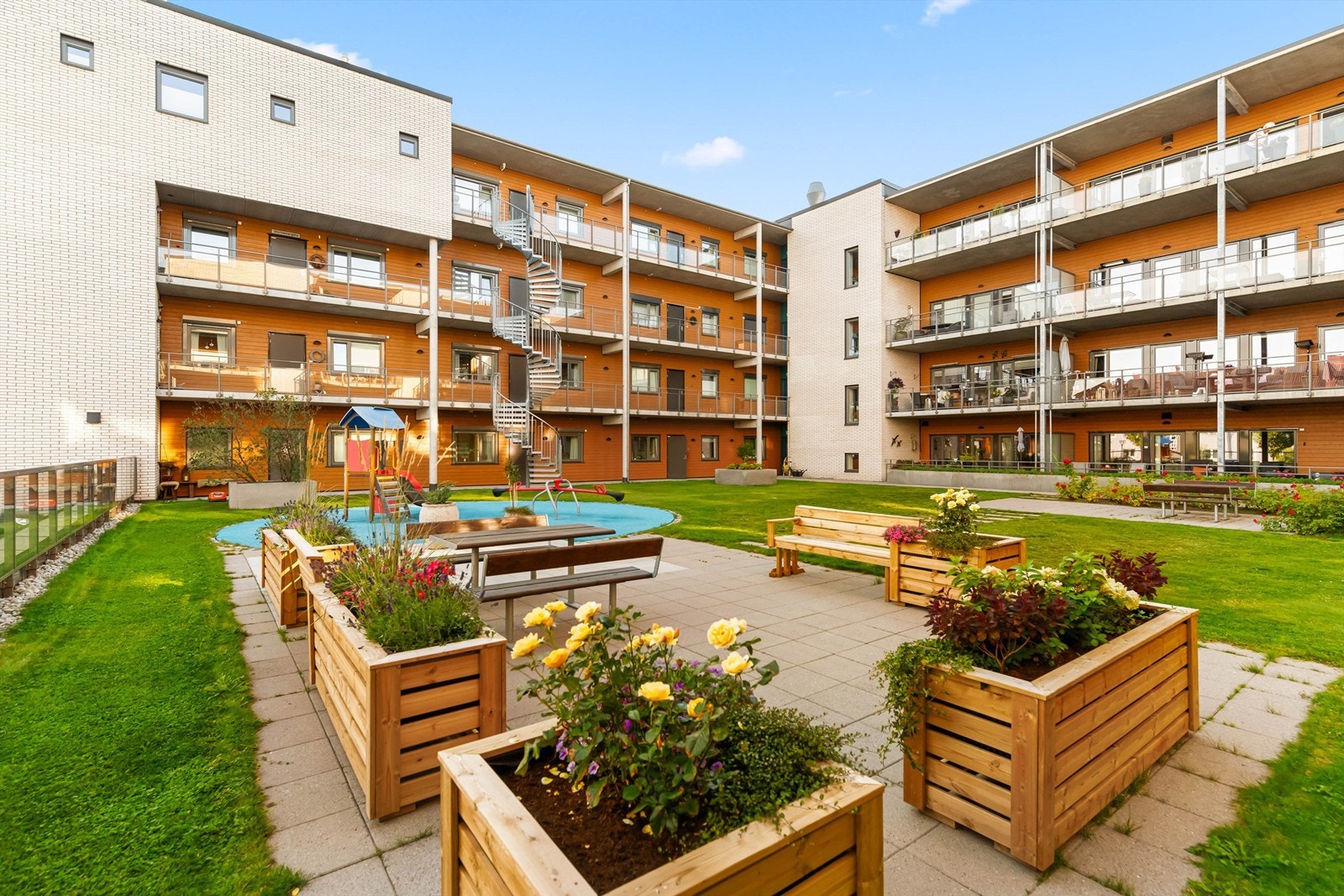 Nydelige fellesarealer med utegrupper for beboere og lekeplass for de minste Galleribilde