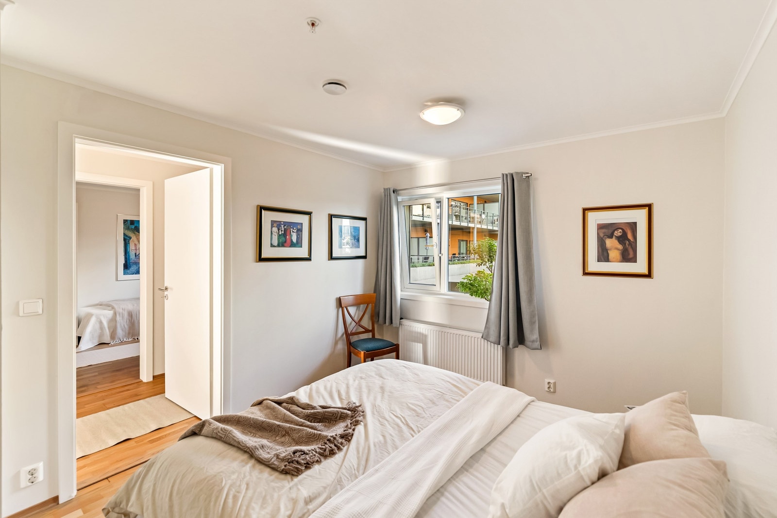 Svalt og romslig soverom Galleribilde