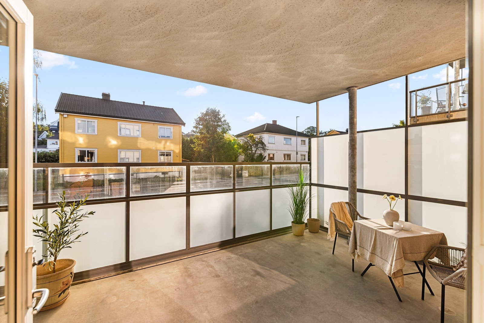 Stor, vestvendt veranda med god skjerming for innsyn Galleribilde