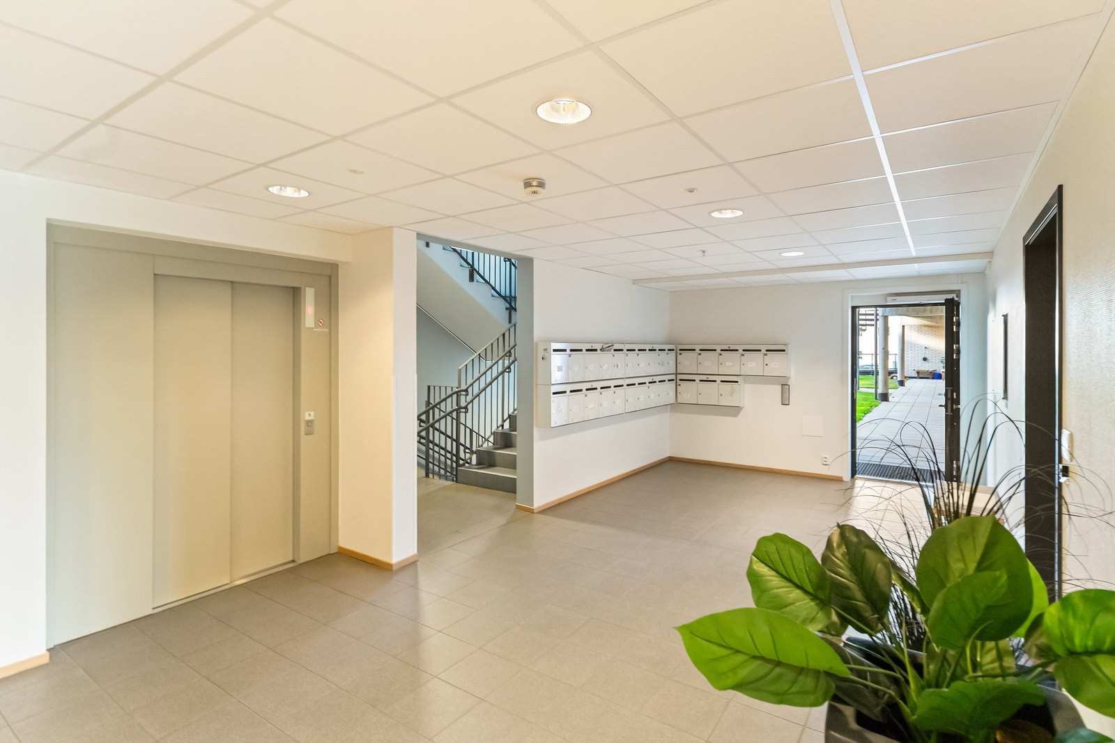 Heis i bygget og portåpner fra hoveddøren. Garasjeplass i kjeller medfølger Galleribilde