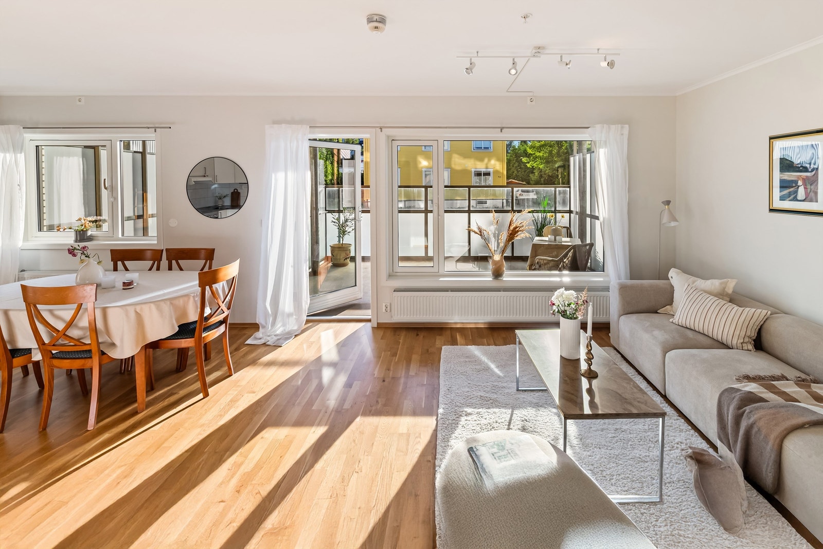 Romslig og overbygget balkong med utgang fra stuen Galleribilde