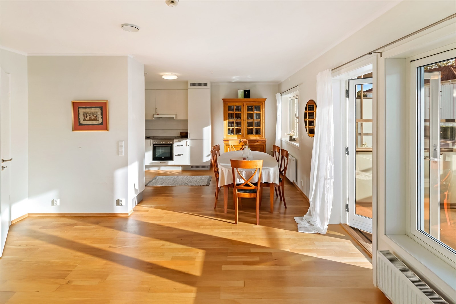 God plass til spisestuen i tilknytning til kjøkkenet Galleribilde