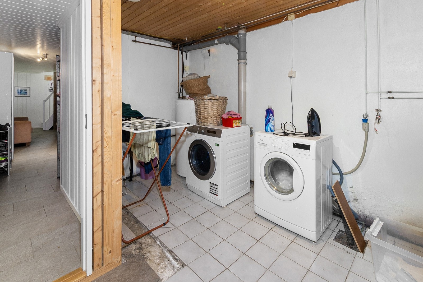 Vaskerom vegg i vegg med bad i underetasje, med plass til ønsket maskiner og tørkestativ, og VV bereder. (rommet er ikke bruksendret i Skien kommune). Galleribilde