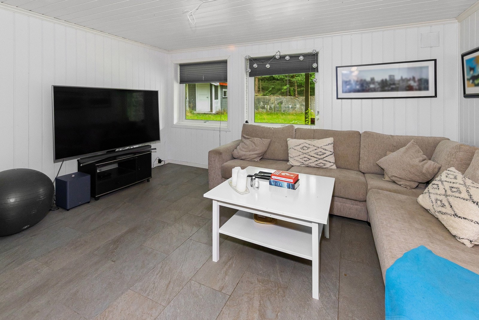 Kjellerstue med godt lysinnslipp som gjør at kjellerstuen ikke får kjellerstue-feelingen som mange kjellere har. (rommet er ikke bruksendret i Skien kommune). Galleribilde