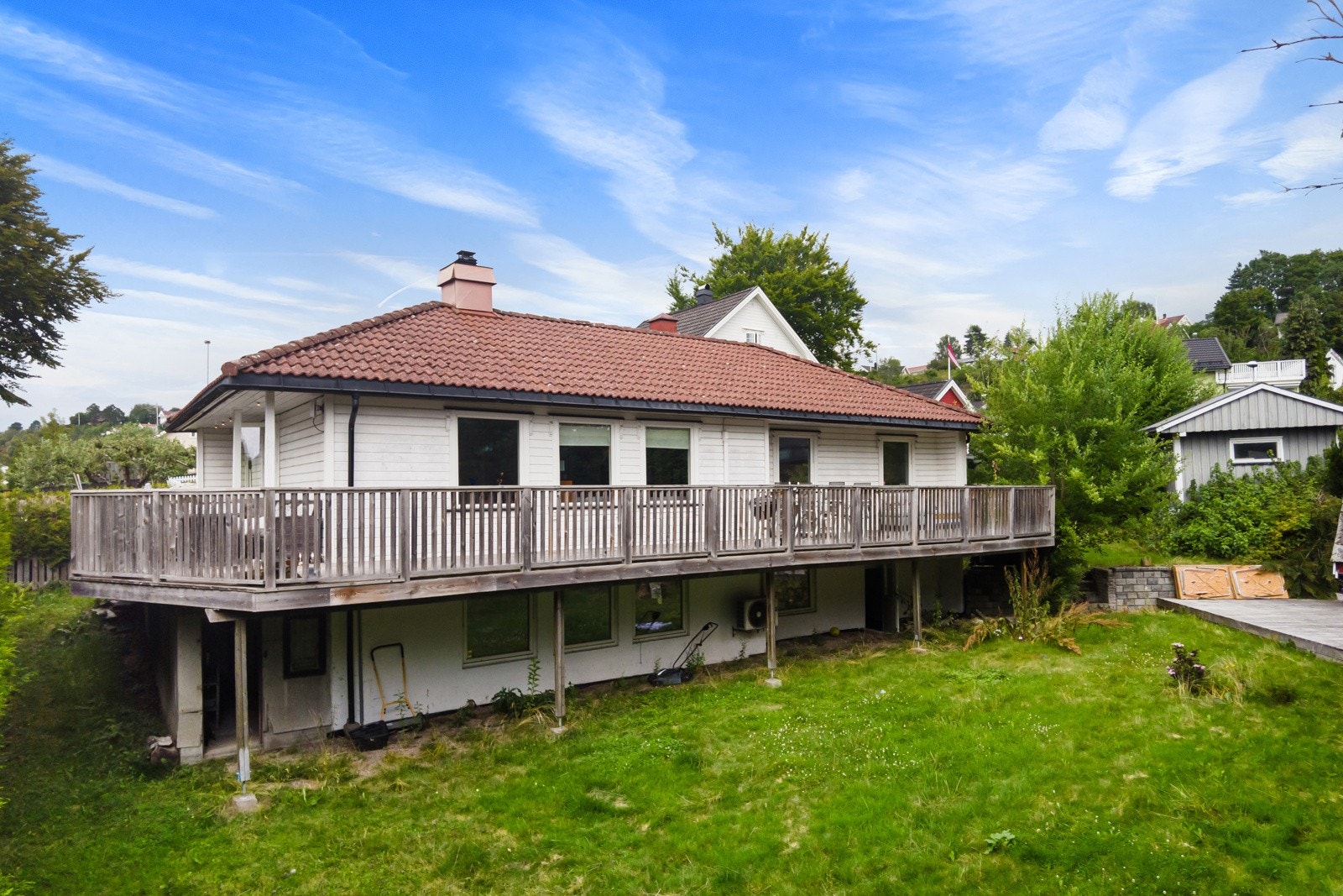 Velkommen til Nedre Ilenveg 8 Praktisk enebolig med flotte gode terrasser og solrik beliggenhet. Galleribilde